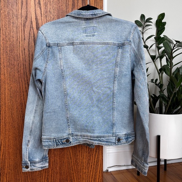 98% Cotton Distressed Light Wash Denim Jacket Size M - Picture 2 of 4